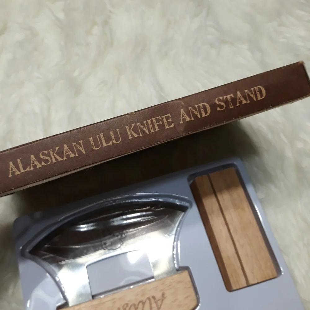 Alaskan Ulu knife with stand